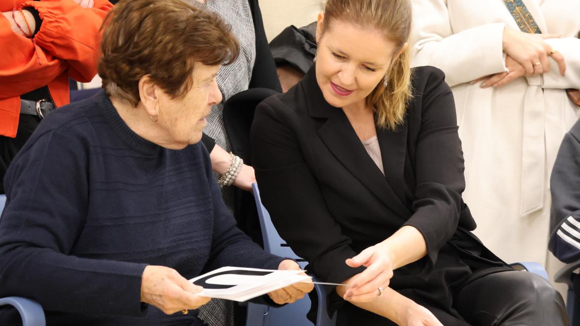 La consejera Ana Dávila durante su visita al nuevo Centro de Día de Mayores de Getafe