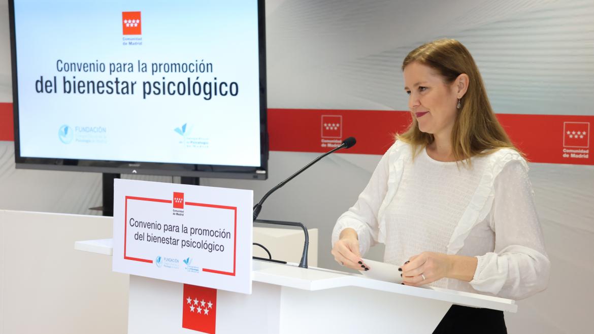 La consejera Ana Dávila durante la firma de un convenio con el Colegio Oficial de la Psicología