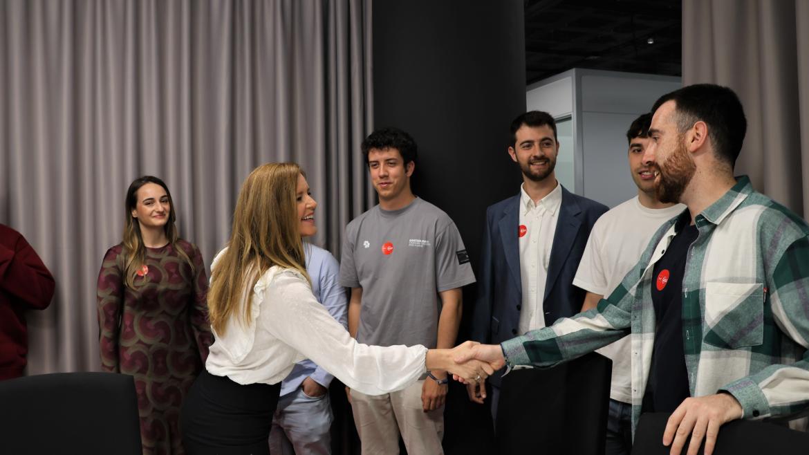 Dávila entrega los Premios Emprendimiento Joven Carné Joven La consejera Ana Dávila durante la entrega de los Premios Emprendimiento Joven Carné Joven