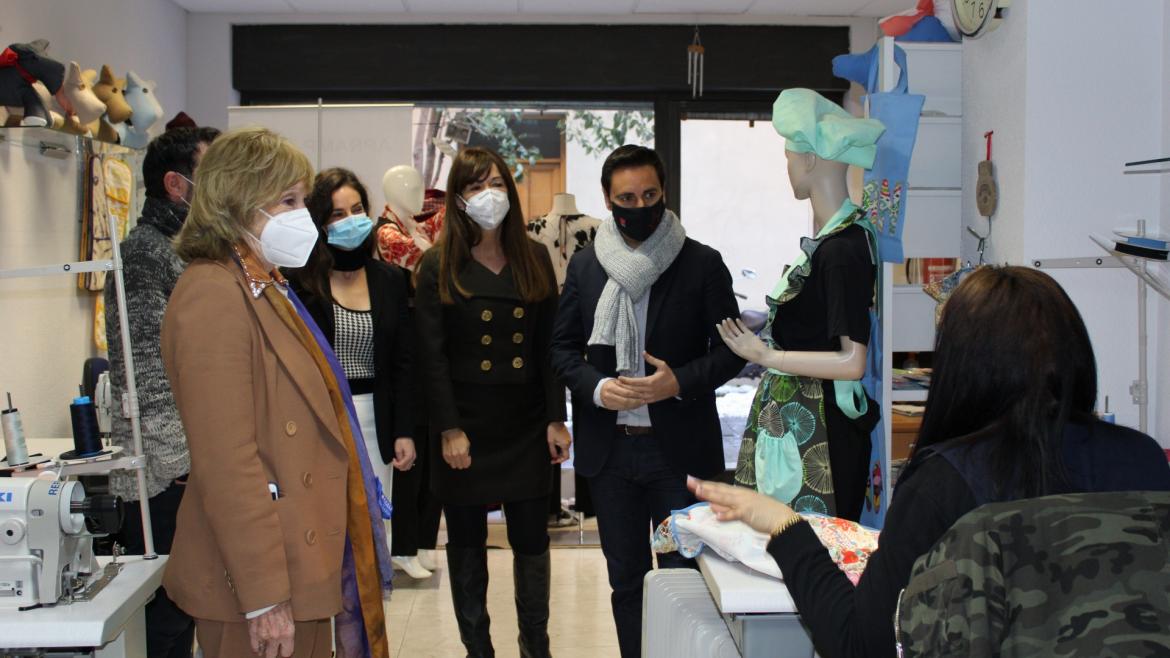 El consejero de Políticas Sociales visita el taller de costura para la inserción laboral de la asociación APRAMP El consejero de Políticas Sociales visita el taller de costura para la inserción laboral