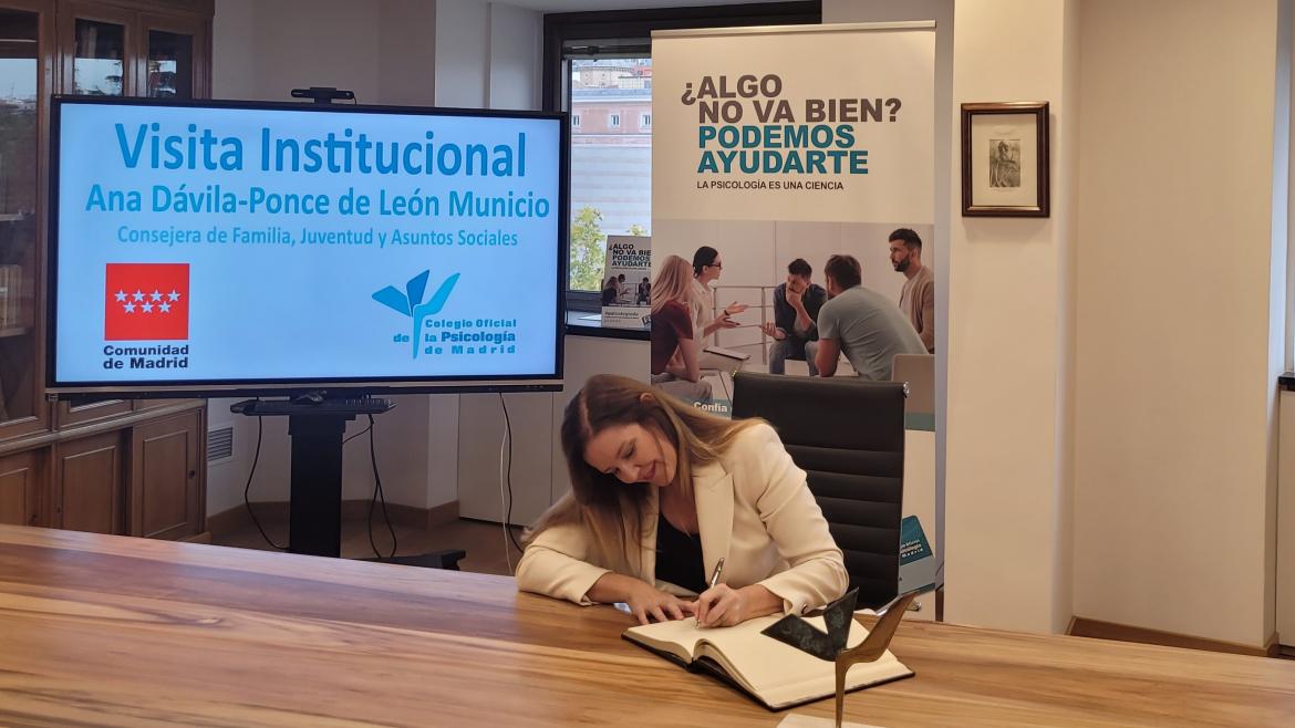 La consejera Ana Dávila durante su visita a las nuevas instalaciones del Colegio Oficial de la Psicología