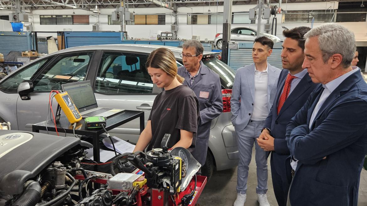 El consejero Emilio Viciana durante su visita al Instituto San Blas
