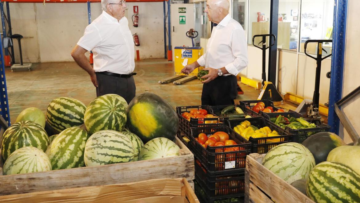 El director gerente del IMIDRA ha hecho entrega al presidente de Banco de Alimentos de productos cultivados en sus fincas