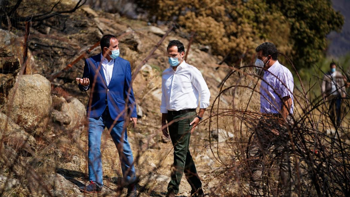 Aguado visita la zona afectada por el incendio que tuvo lugar en Robledo de Chavela Aguado: “La colaboración entre instituciones es fundamental en la prevención de incendios”