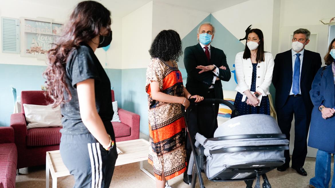 Enrique Ruiz Escudero ha visitado el Centro Maternal Residencia Norte