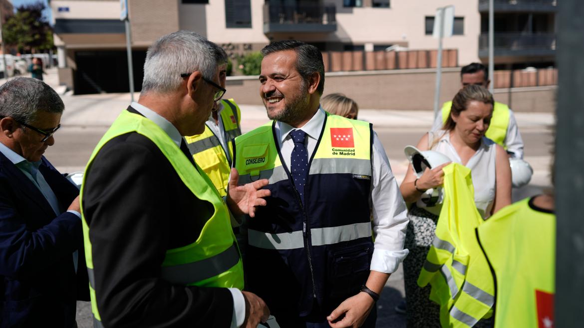 Rodrigo visita en Arganda del Rey la construcción de nuevas viviendas del Plan Vivevv El consejero Jorge Rodrigo durante su visita en Arganda del Rey a la construcción de nuevas viviendas del Plan Vive