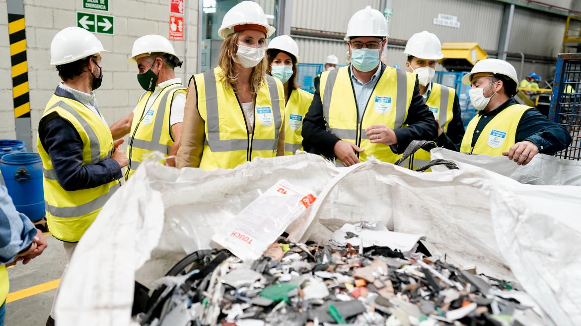 Paloma Martín ha visitado la planta de ILUNION Reciclados en Campo Real