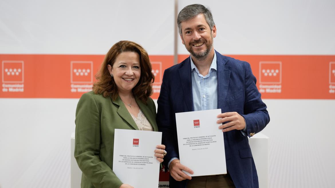 García Martín y Matute firman un protocolo de actuación para la detección precoz de nuevas drogas en Urgencias Los consejeros Miguel Ángel García Martín y Fátima Matute durante la firma de un protocolo de actuación contra nuevas drogas