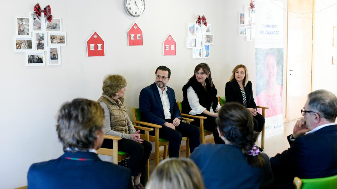 El consejero de Hacienda visita la Fundación Gil Gayarre