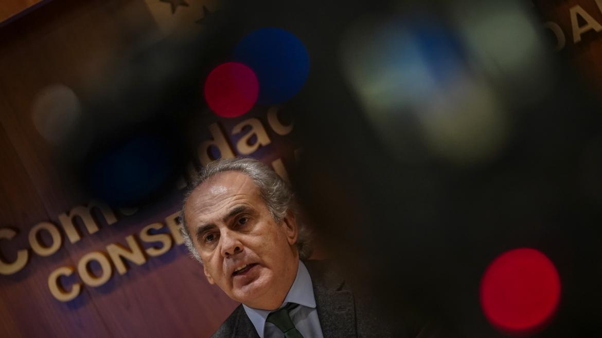 El consejero de Sanidad, Enrique Ruiz Esducero, en rueda de prensa