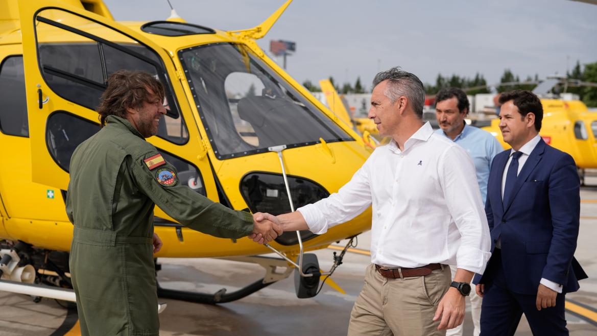 El consejero Carlos Novillo en la renovada helisuperficie del INFOMA 2025