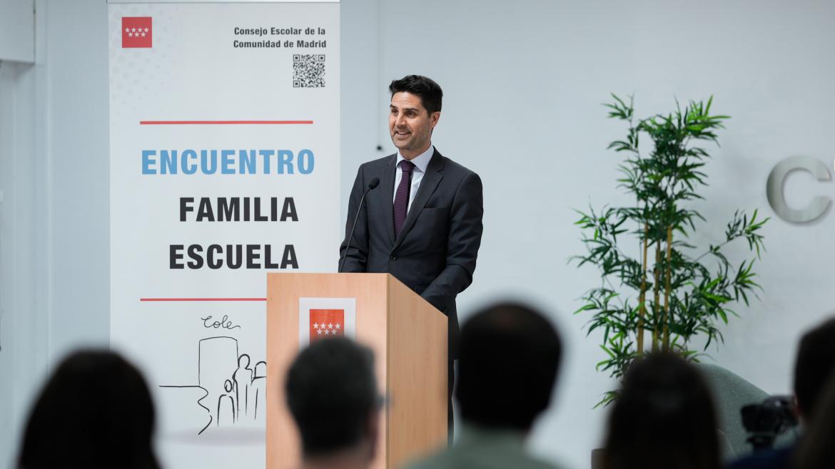 Viciana inaugura el encuentro Familia-Escuela 2025 del Consejo Escolar regional El consejero Emilio Viciana en el encuentro Familia-Escuela 2025 del Consejo Escolar regional