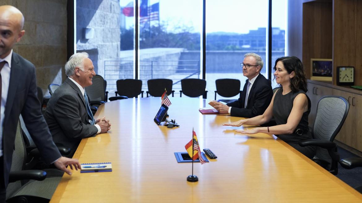 Díaz Ayuso se reúne con el alcalde de la ciudad de Austin Kirk Watson La presidenta Isabel Díaz Ayuso durante su reunión con el alcalde de Austin