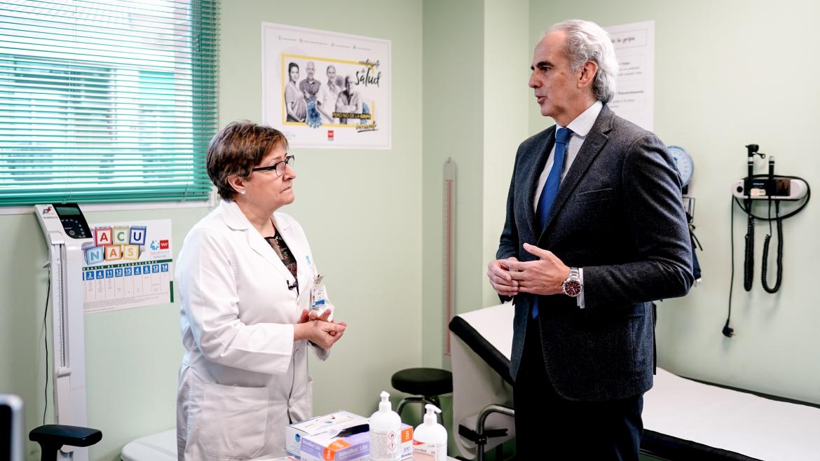 La Comunidad consigue su mejor cifra en la campaña frente a la gripe con 1.107.000 madrileños vacunados El consejero de Sanidad, Ruíz Escudero, ha acudido al Centro de Salud Almendrales