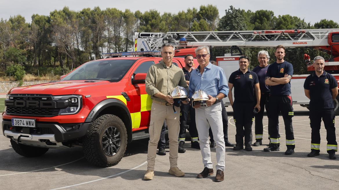 Novillo asiste a la demostración de conducción segura de Carlos Sainz con uno de los nuevos todoterrenos del Cuerpo de Bomberos El consejero Carlos Novillo en la demostración de conducción segura de Carlos Sainz con uno de los nuevos todoterrenos del Cuerpo de Bomberos