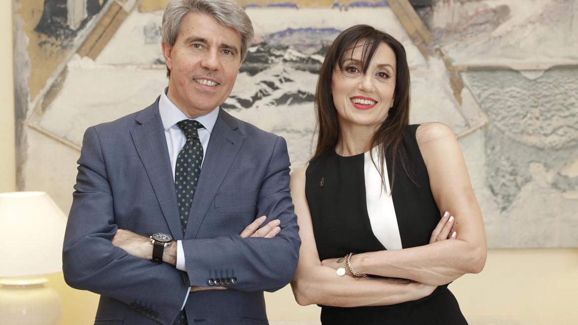 El presidente de la Comunidad de Madrid, Ángel Garrido, ha entregado hoy a Luz Casal la Medalla Internacional de las Artes de la Comunidad de Madrid,