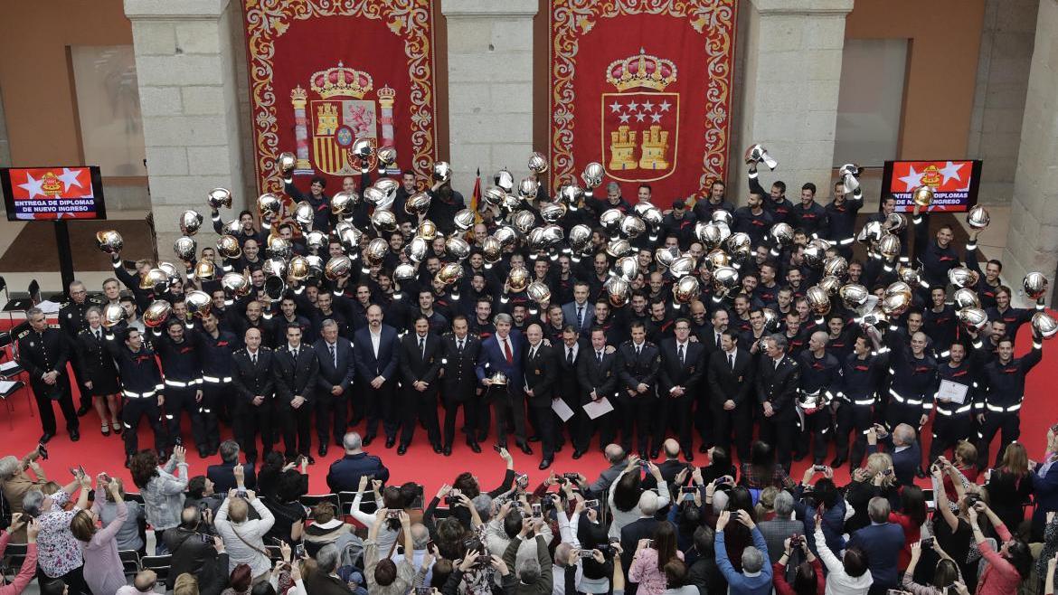 Garrido recibe a 113 nuevos bomberos, la promoción más amplia de los últimos 15 años