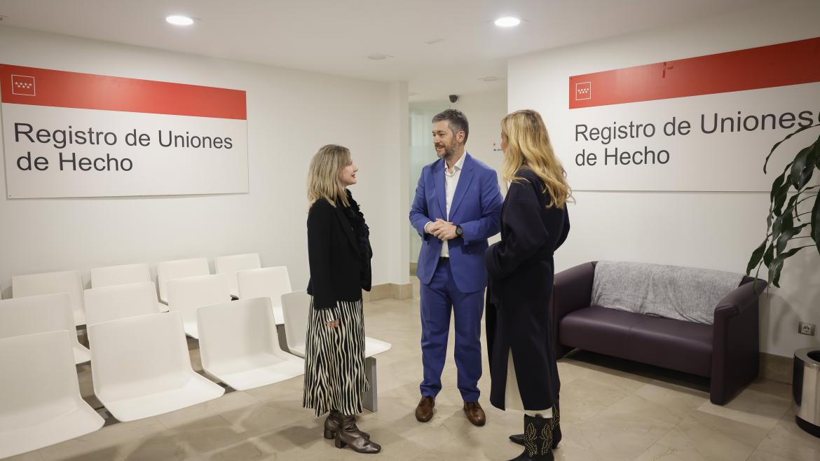 El consejero Miguel Ángel García Martín durante su visita a la sede del Registro de Uniones de Hecho