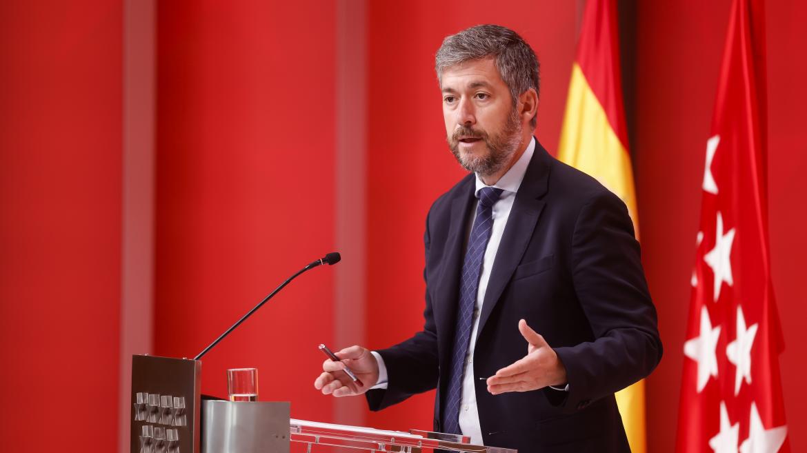 El portavoz Miguel Ángel García Martín atiende a los medios desde la Real Casa de Correos