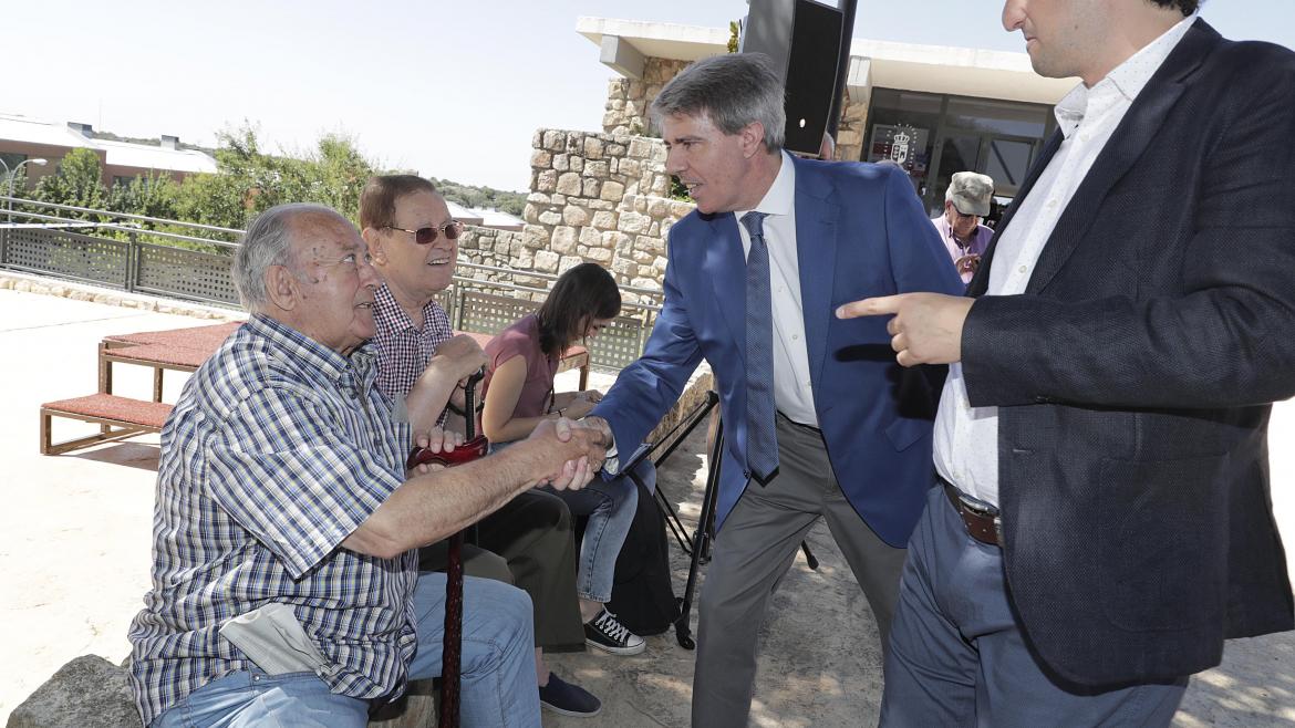 Garrido ha visitado este municipio de la Sierra Norte donde ha reiterado su compromiso por revitalizar los pueblos de la región