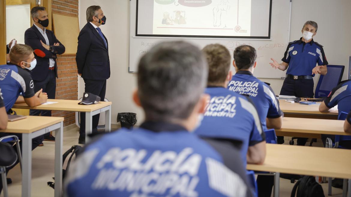 Enrique López visita los cursos de formación de la Comunidad de Madrid para Policías Locales