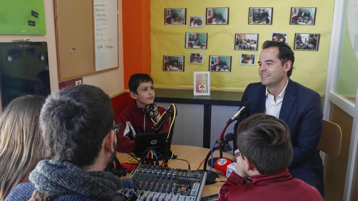Aguado: “La Comunidad de Madrid impulsa la innovación como motor del aprendizaje” Aguado durante la visita
