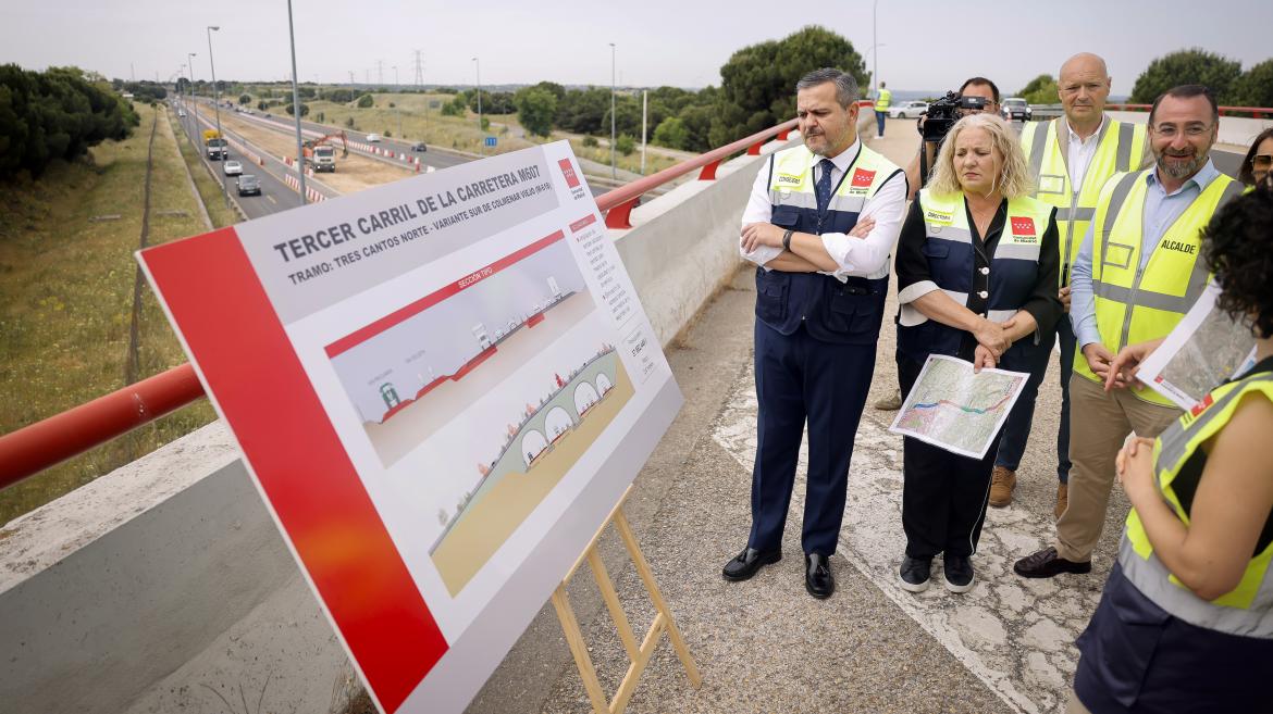 Rodrigo visita las obras del tercer carril en la carretera M607 El consejero Jorge Rodrigo durante su visita a las obras del tercer carril en la carretera M 607