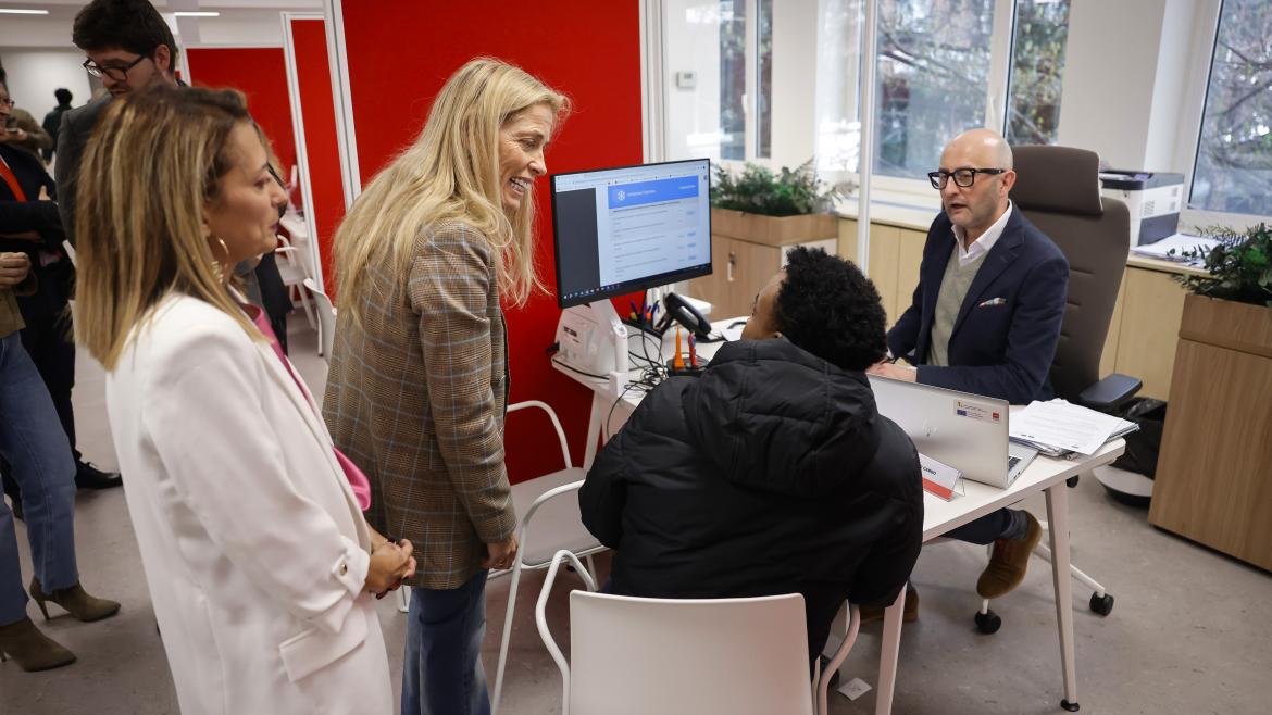 La consejera Rocío Albert durante su visita a la nueva Oficina de Empleo de Azca