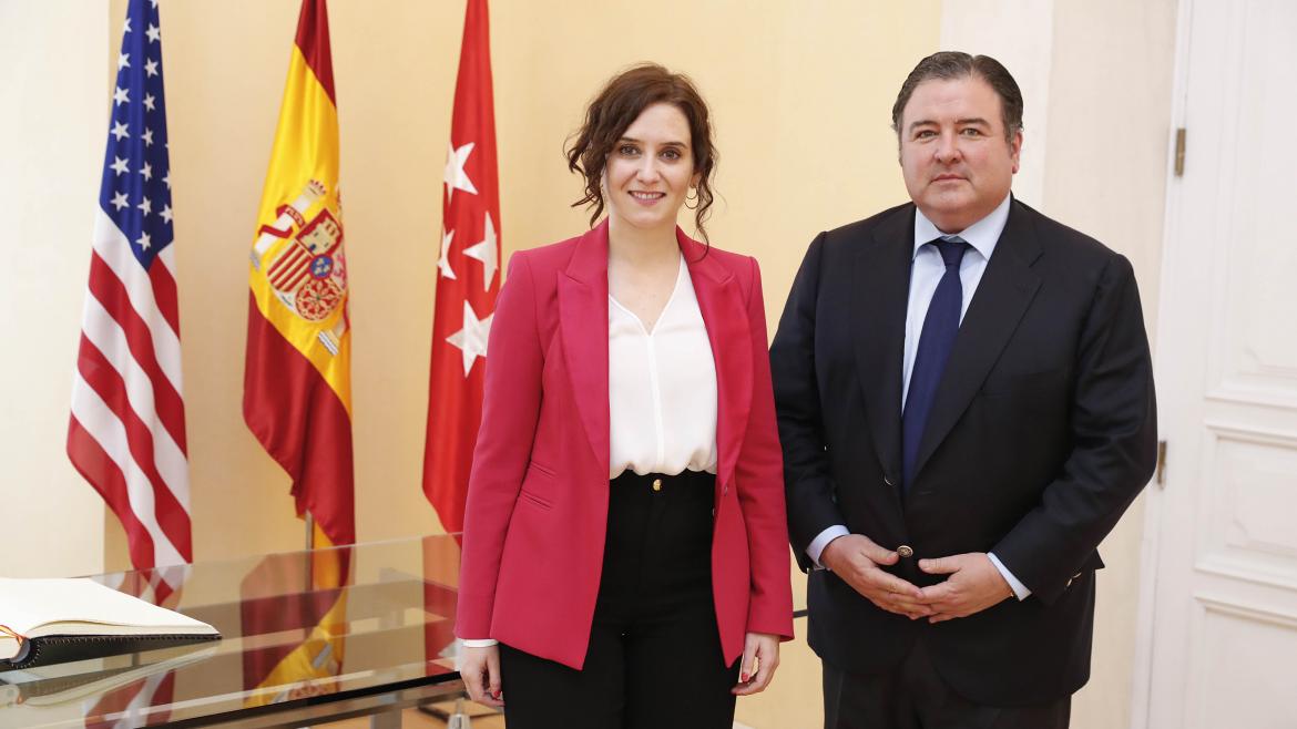 Isabel Díaz Ayuso y el embajador