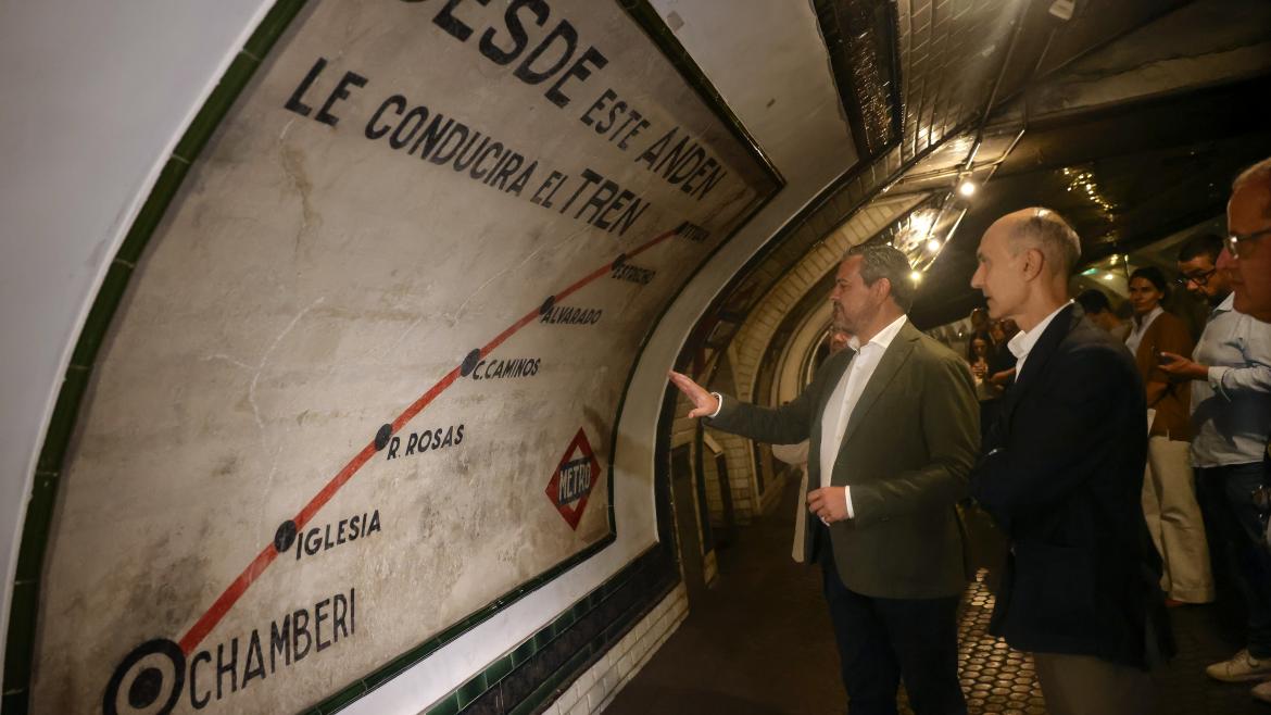 El consejero Jorge Rodrigo durante su visita a la antigua estación de Metro de Chamberí