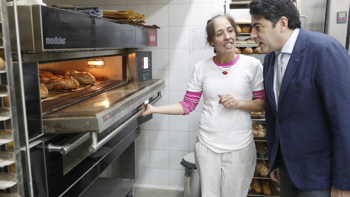 facilita proyectos empresariales a emprendedores y PYMES mediante el alquiler de locales comerciales en condiciones muy ventajosas David Pérez durante la visita