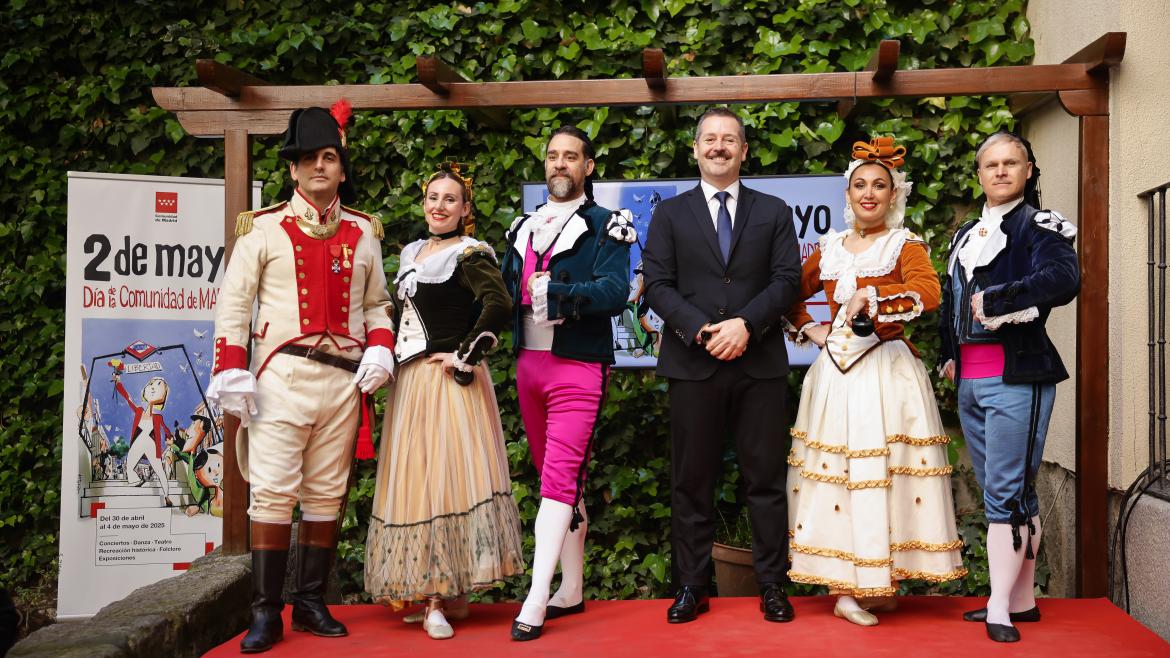 El consejero Mariano de Paco Serrano durante la presentación de las Fiestas del 2 de Mayo
