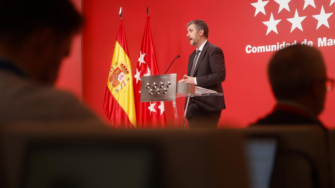 El consejero Miguel Ángel García Martín atiende a los medios de comunicación desde la Real Casa de Correos