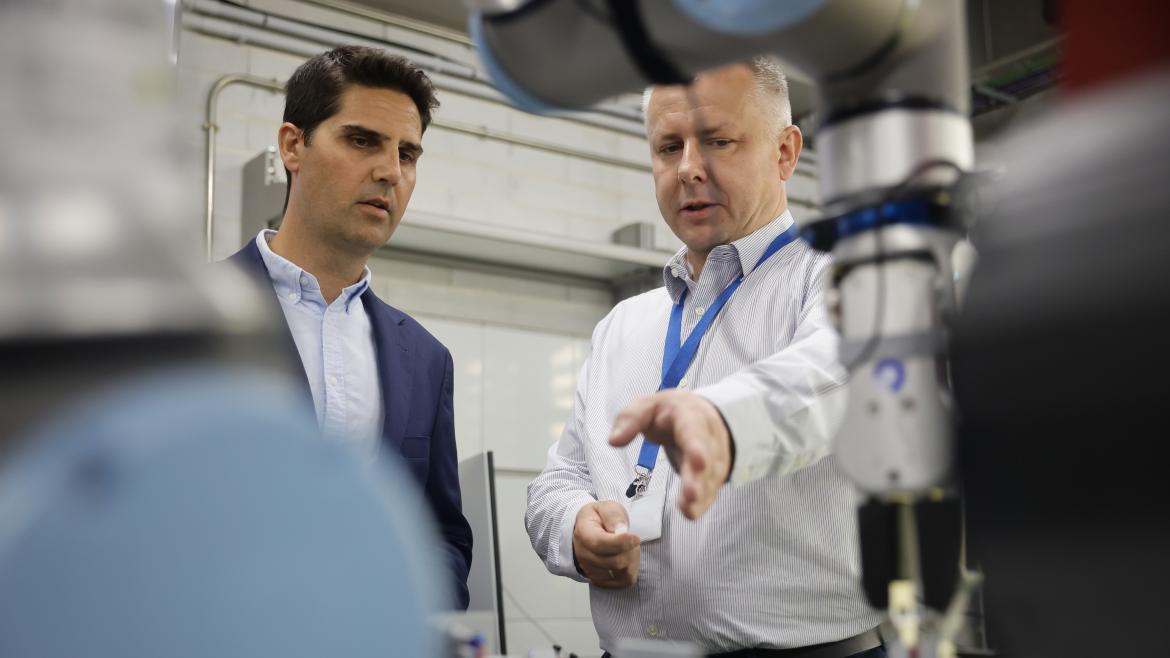 El consejero Emilio Viciana durante su visita al Instituto Madrileño de Estudios Avanzados IMDEA Materiales