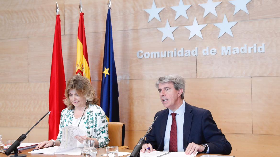 El presidente de la Comunidad de Madrid, Ángel Garrido, acompañado por la consejera de Economía, Empleo y Hacienda, Engracia Hidalgo, comparecen en r