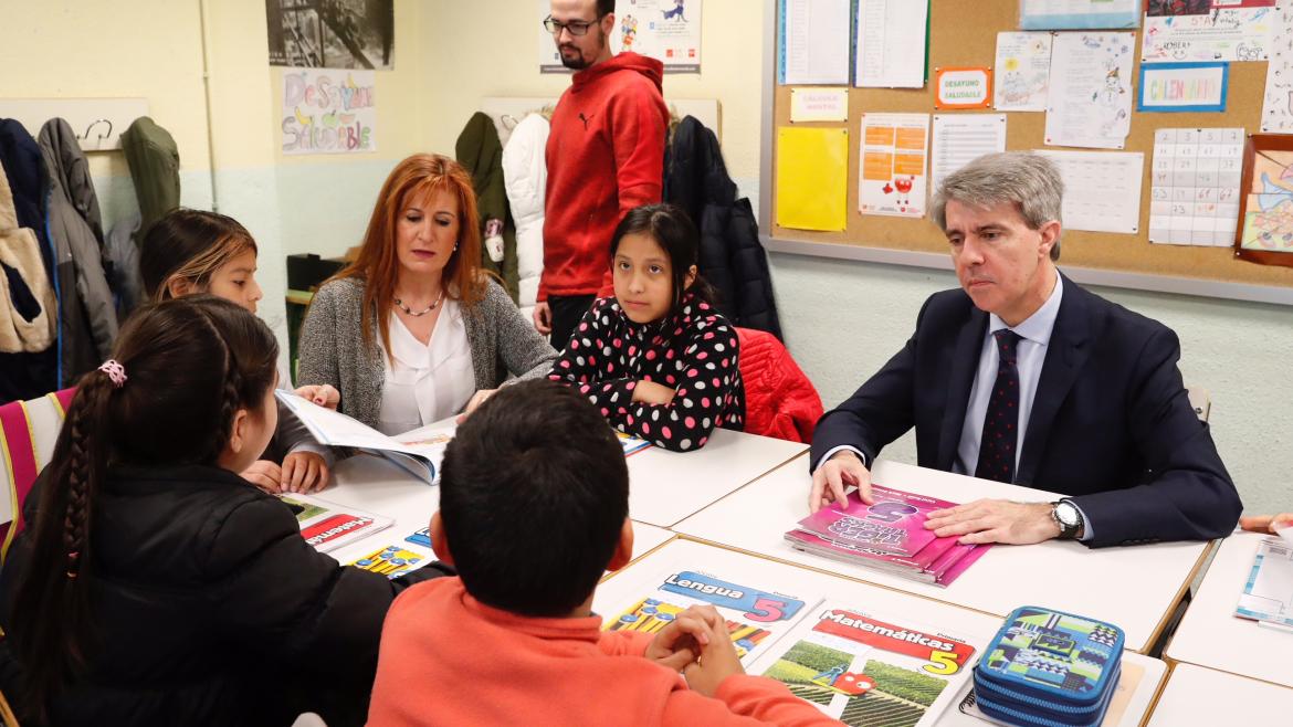 durante su visita al colegio público Cuba