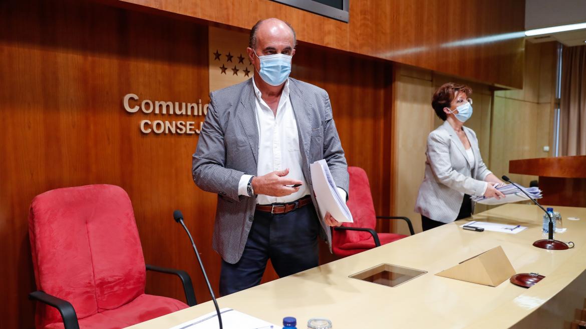 Antonio Zapatero y Elena Andradas en rueda de prensa