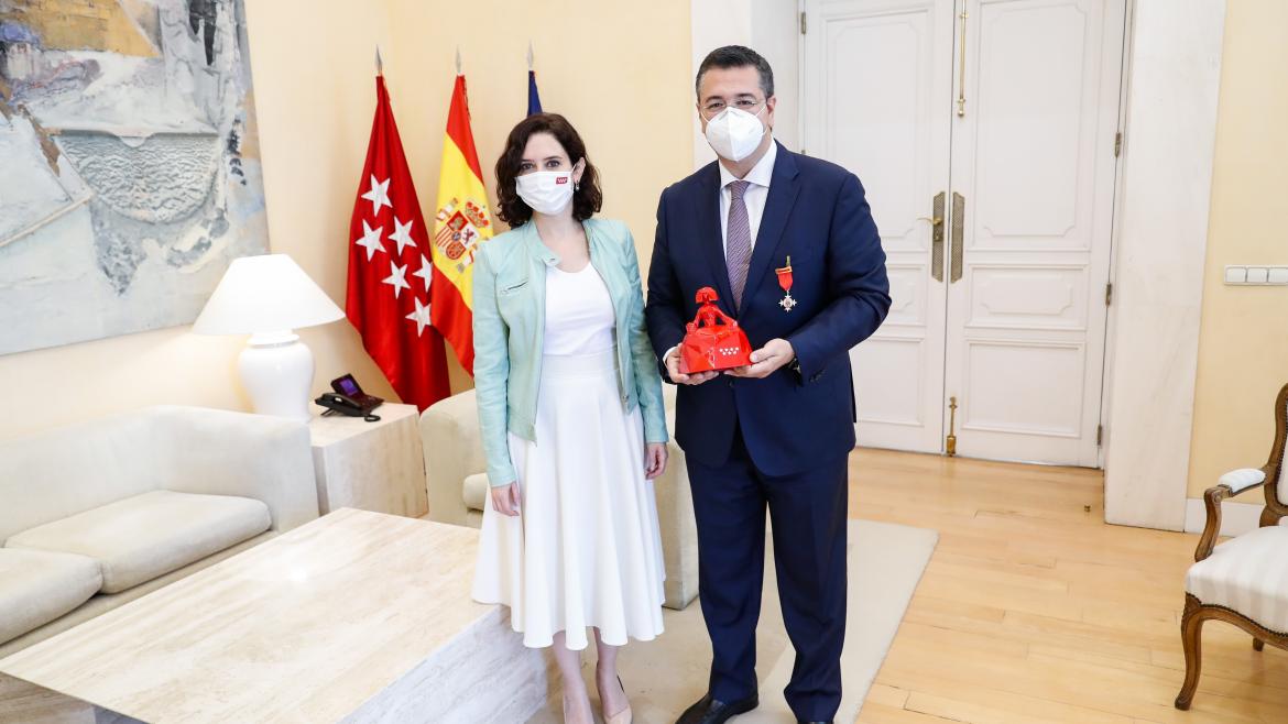 Isabel Díaz Ayuso ha recibido en la Real Casa de Correos al presidente del CDR, Apostolos Tzitzikostas