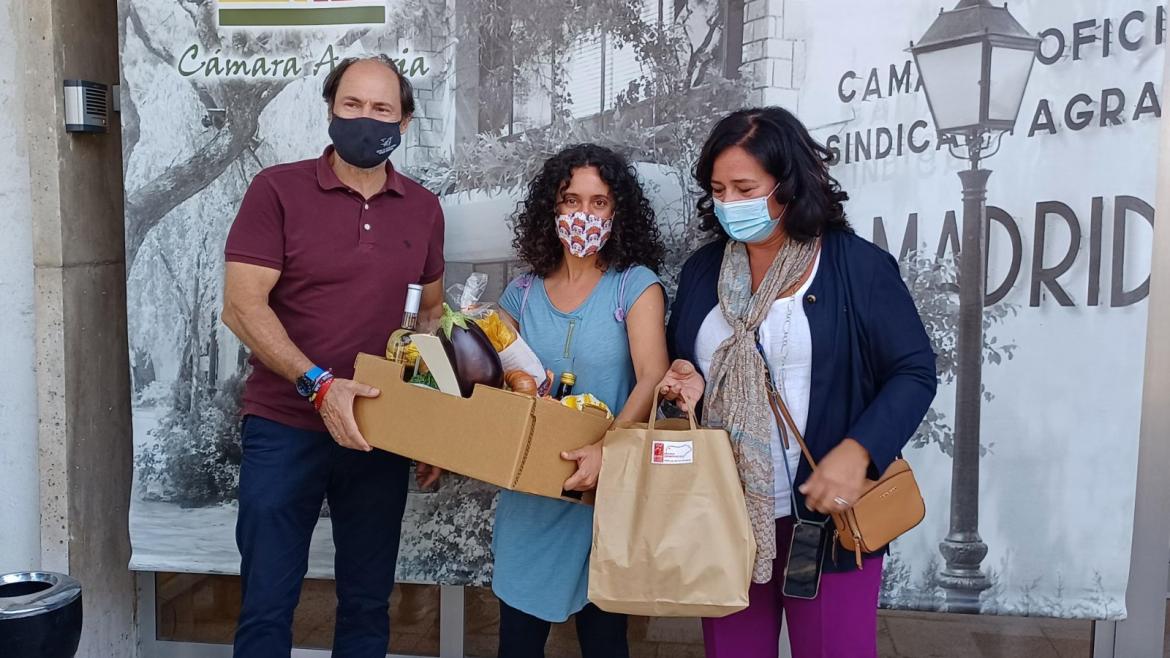 El viceconsejero con productos de Madrid