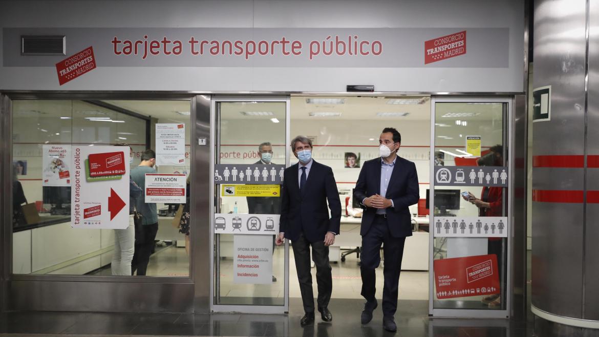 Aguado durante su visita a una de las oficinas de transporte público