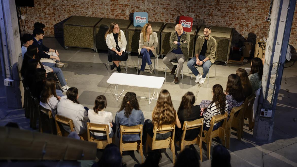 Ana Dávila con los finalistas del proyecto Madrid Xplora
