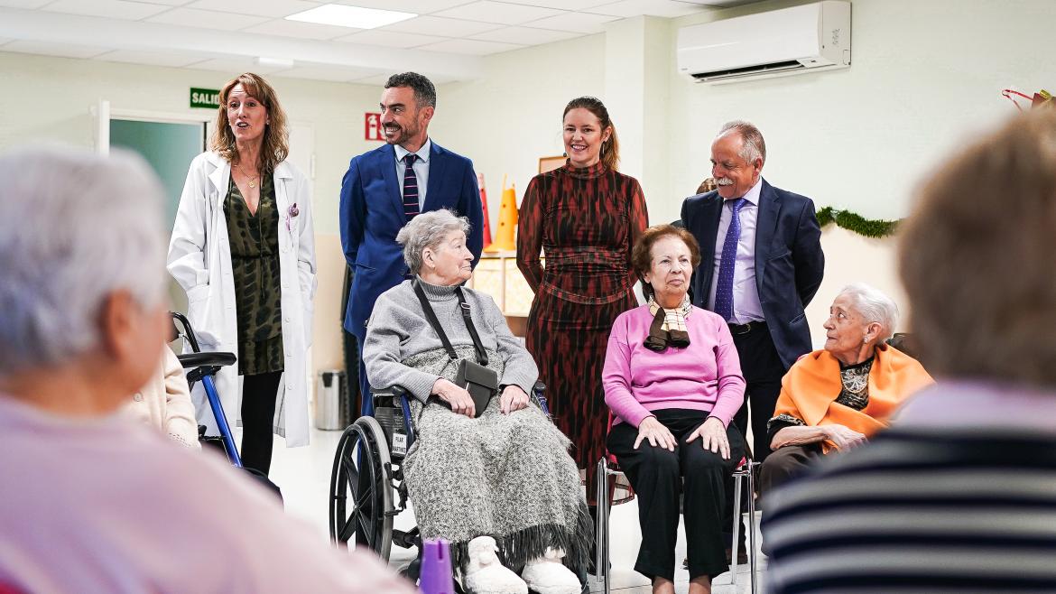 La consejera Ana Dávila ha visitado una de las residencias que se integra en este programa La consejera durante su visita