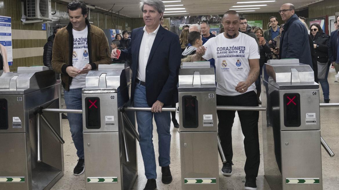 Ángel Garrido con Roberto Carlos y Santiago Solari en Metro de Madrid