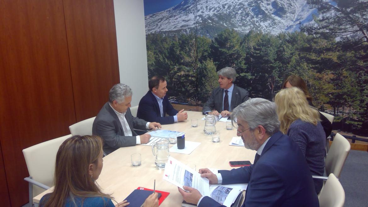 Ángel Garrido durante la reunión con el alcalde de Coslada