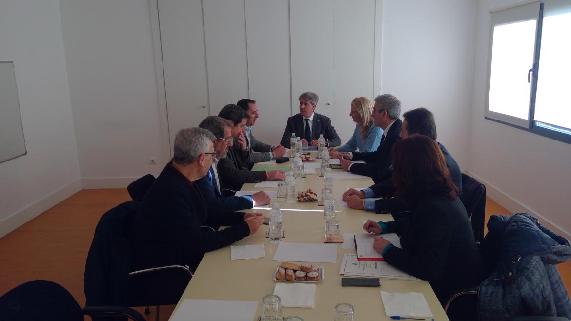 Ángel Garrido durante la reunión con los alcaldes de Tielmes, Ambite, Carabaña, Orusco y Perales de Tajuña 