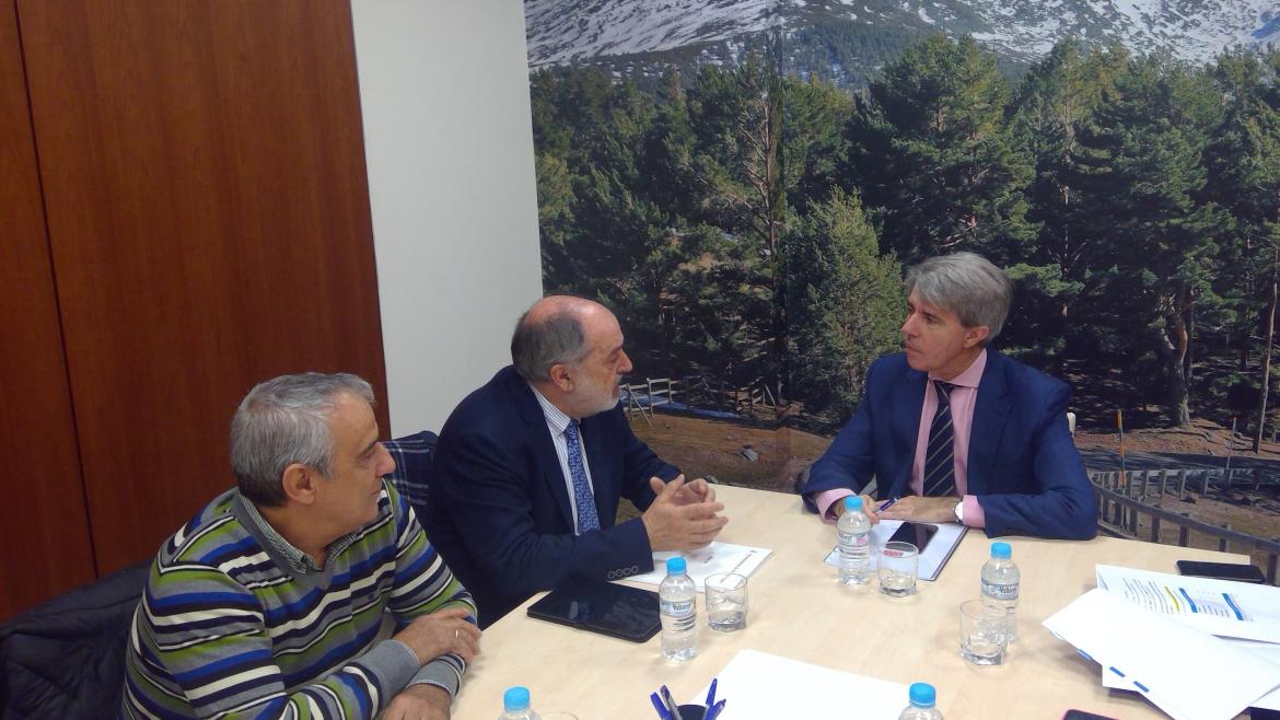 Ángel Garrido se reúne con los alcaldes de Valdepiélagos, Navas del Rey y Chapinería Ángel Garrido durante la reunión con los alcaldes de Valdepiélagos, Navas del Rey y Chapinería