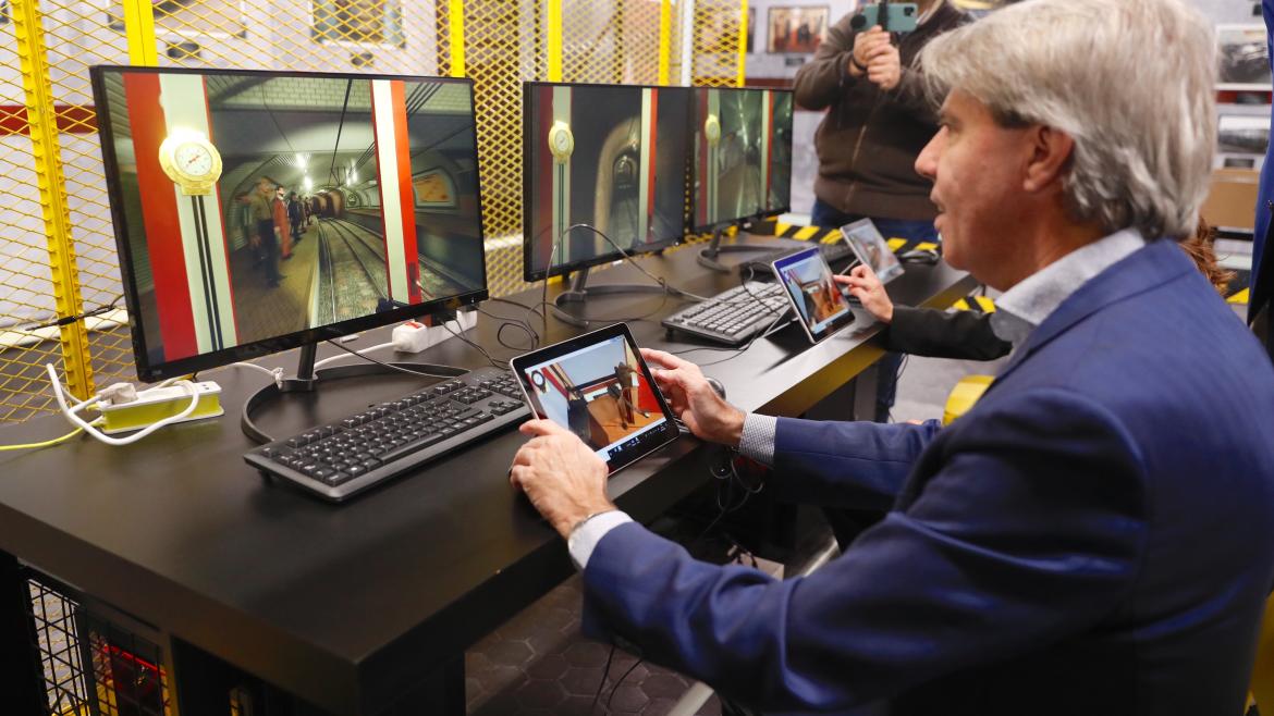 Ángel Garrido visita la nueva zona interactiva de Metro de Madrid Ángel Garrido durante su visita a la nueva zona interactiva de Metro de Madrid