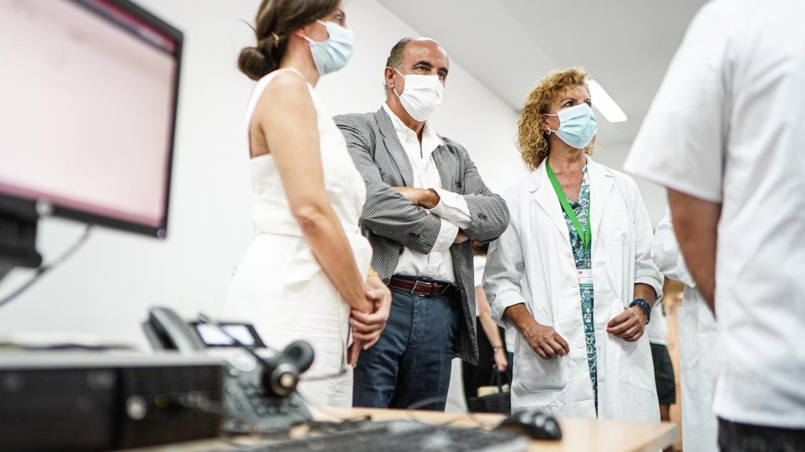 El viceconsejero junto con dos mujeres del centro de Atención Primaria que han visitado
