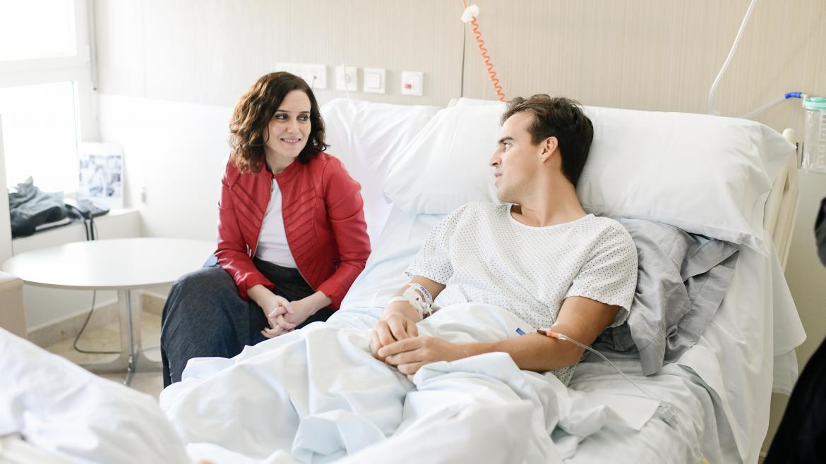 Ayuso visita al torero Gonzalo Caballero en el hospital para desearle su pronta recuperación Díaz Ayuso junto al torero Gonzalo Caballero