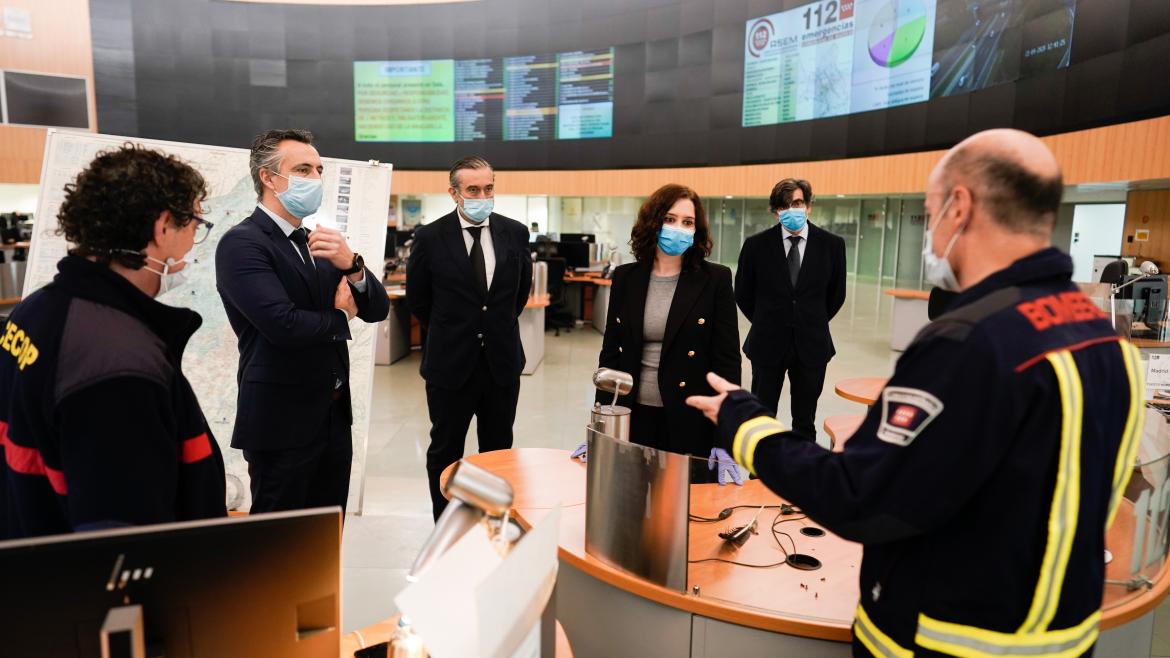 Isabel Díaz Ayuso durante su visita a las instalaciones de la Agencia de Seguridad y Emergencias Madrid 112